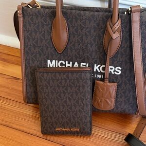 Michael Kors Bag and matching wallet in Rich Brown and Tan